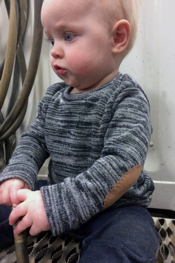 Long sleeve hemmed top with oval elbow patches Long sleeve hemmed top with oval elbow patches