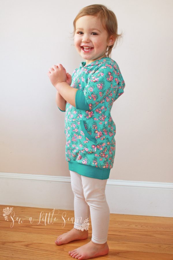 Hooded tunic with 3/4 sleeves and bands Hooded tunic with 3/4 length sleeves and bands