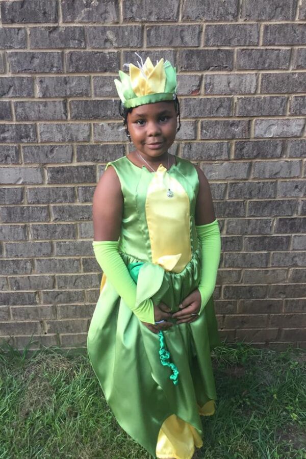 BB Leaves round neckline BB Leaves round neckline